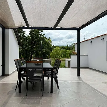 Hisa Istrski Mir Nyaraló *